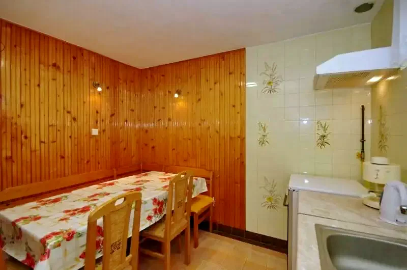 Jula Cazare | Sat de vacanță (K0111-37) Imaginea poate fi supusă drepturilor de autor. Se recomandă contactarea titularului drepturilor.