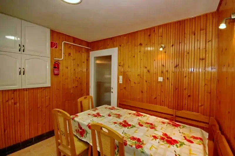 Jula Cazare | Sat de vacanță (K0111-38) Imaginea poate fi supusă drepturilor de autor. Se recomandă contactarea titularului drepturilor.