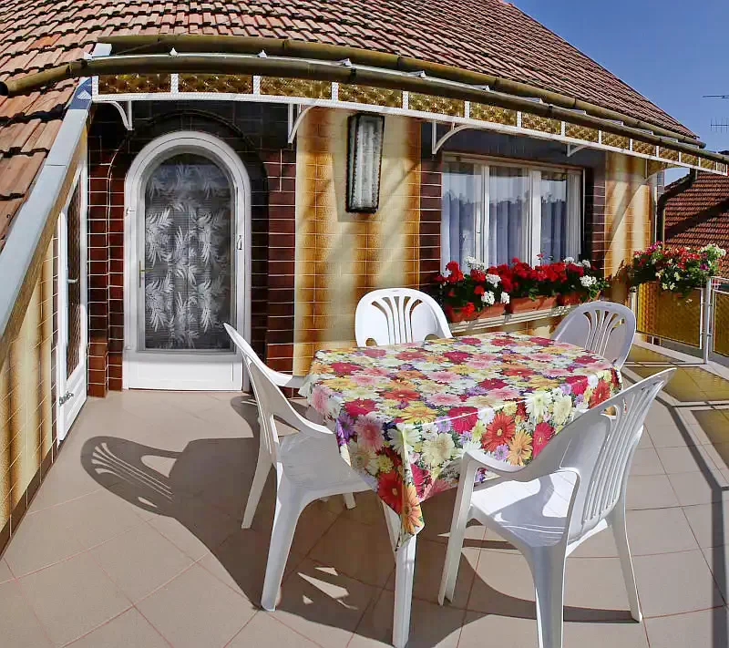 Jula Cazare | Sat de vacanță (K0111-52) Imaginea poate fi supusă drepturilor de autor. Se recomandă contactarea titularului drepturilor.