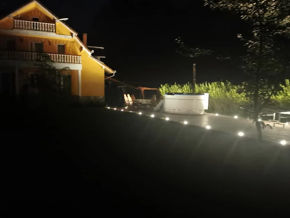 Barátka Szállás | Üdülőfalu (K0822-8) A kép szerzői jogvédelem alatt állhat. Javasolt a kapcsolatfelvétel a jog tulajdonossal.