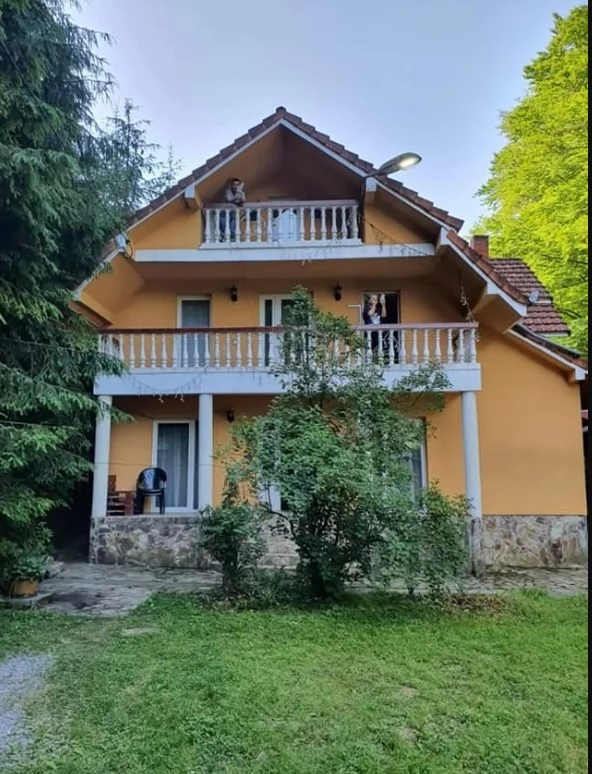 Bratca Cazare | Sat de vacanță (K0822-16) Imaginea poate fi supusă drepturilor de autor. Se recomandă contactarea titularului drepturilor.