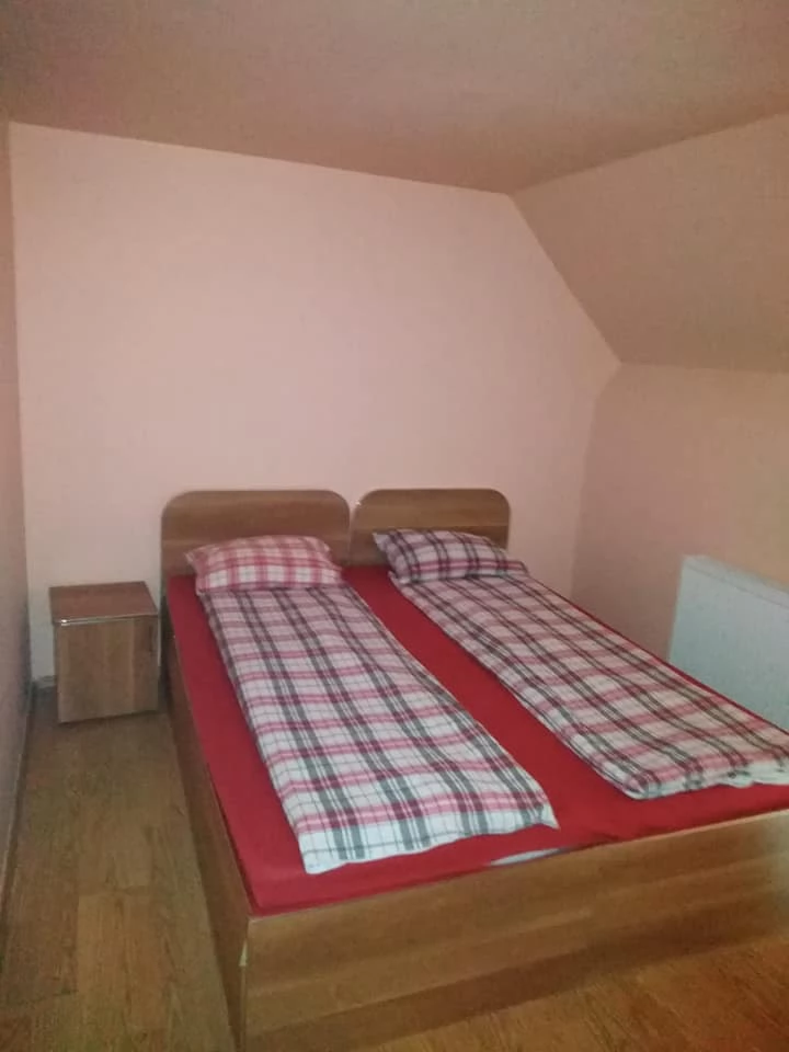 Bratca Cazare | Sat de vacanță (K0822-22) Imaginea poate fi supusă drepturilor de autor. Se recomandă contactarea titularului drepturilor.