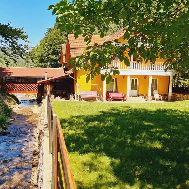 Bratca Cazare | Sat de vacanță (K0822-36) Imaginea poate fi supusă drepturilor de autor. Se recomandă contactarea titularului drepturilor.