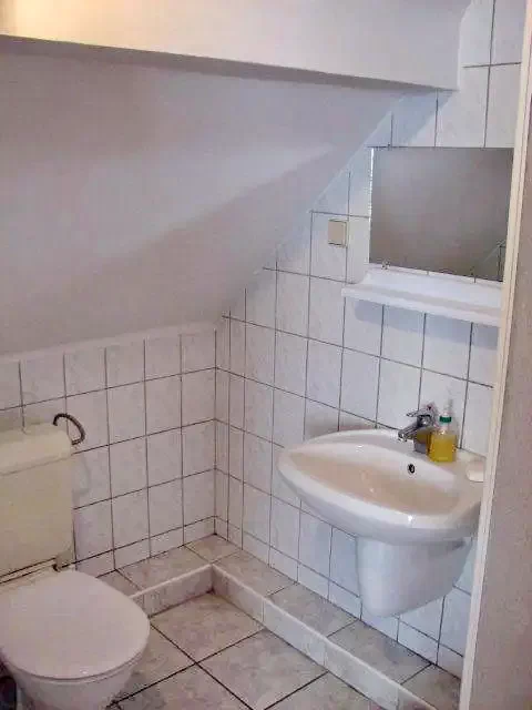  Cazare | Sat de vacanță (K0505-4) Imaginea poate fi supusă drepturilor de autor. Se recomandă contactarea titularului drepturilor.