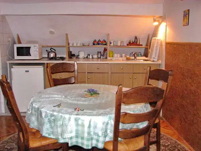  Cazare | Sat de vacanță (K0505-5) Imaginea poate fi supusă drepturilor de autor. Se recomandă contactarea titularului drepturilor.