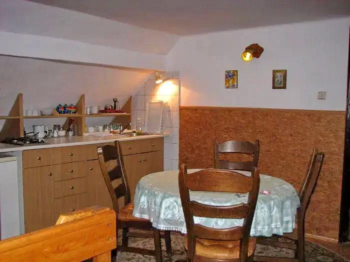  Cazare | Sat de vacanță (K0505-6) Imaginea poate fi supusă drepturilor de autor. Se recomandă contactarea titularului drepturilor.