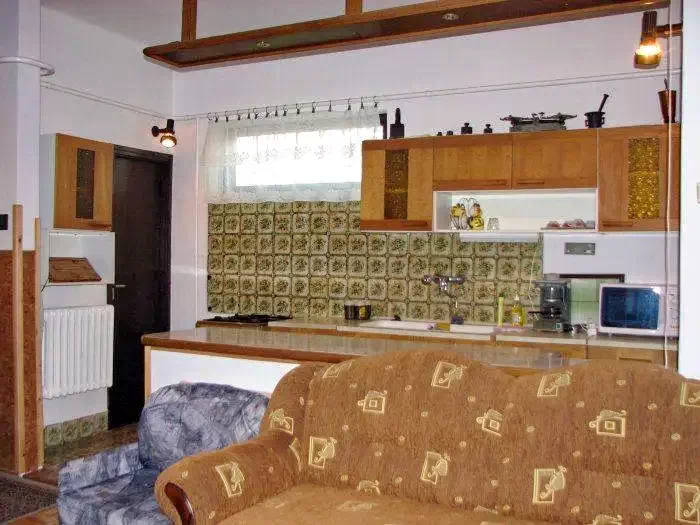  Cazare | Sat de vacanță (K0505-7) Imaginea poate fi supusă drepturilor de autor. Se recomandă contactarea titularului drepturilor.