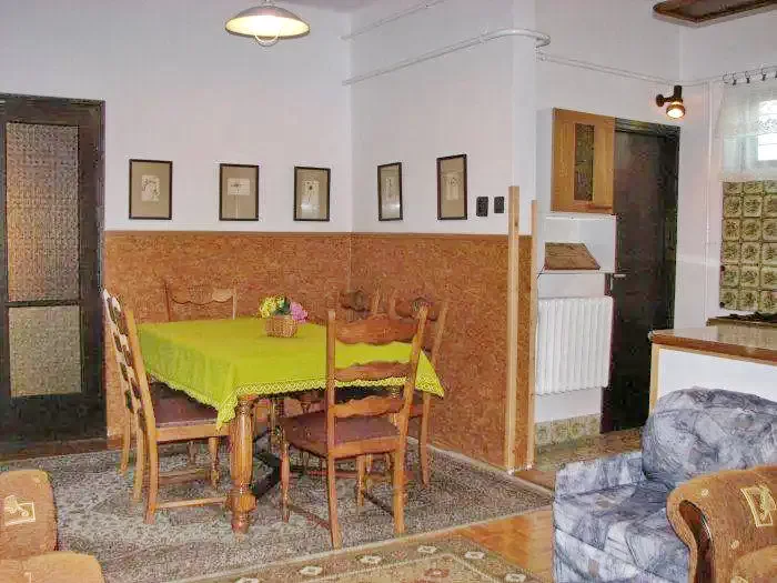  Cazare | Cabană (K0505-8) Imaginea poate fi supusă drepturilor de autor. Se recomandă contactarea titularului drepturilor.