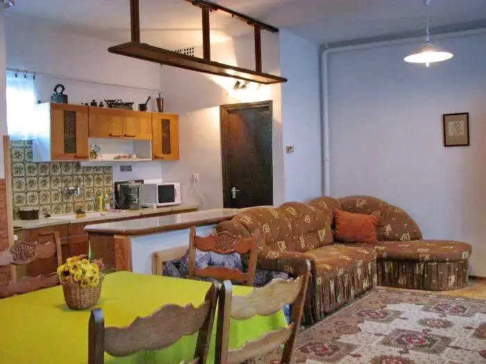  Cazare | Sat de vacanță (K0505-10) Imaginea poate fi supusă drepturilor de autor. Se recomandă contactarea titularului drepturilor.