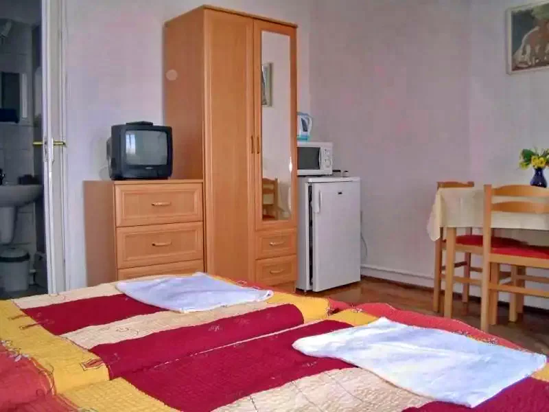  Cazare | Sat de vacanță (K0505-15) Imaginea poate fi supusă drepturilor de autor. Se recomandă contactarea titularului drepturilor.