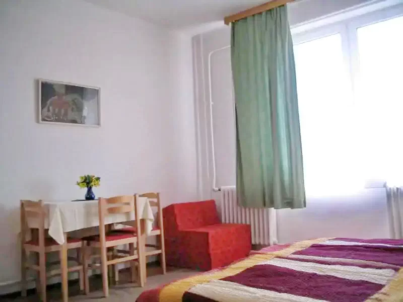  Cazare | Sat de vacanță (K0505-19) Imaginea poate fi supusă drepturilor de autor. Se recomandă contactarea titularului drepturilor.