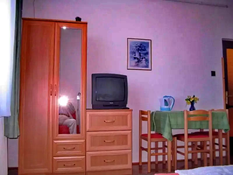  Cazare | Sat de vacanță (K0505-25) Imaginea poate fi supusă drepturilor de autor. Se recomandă contactarea titularului drepturilor.