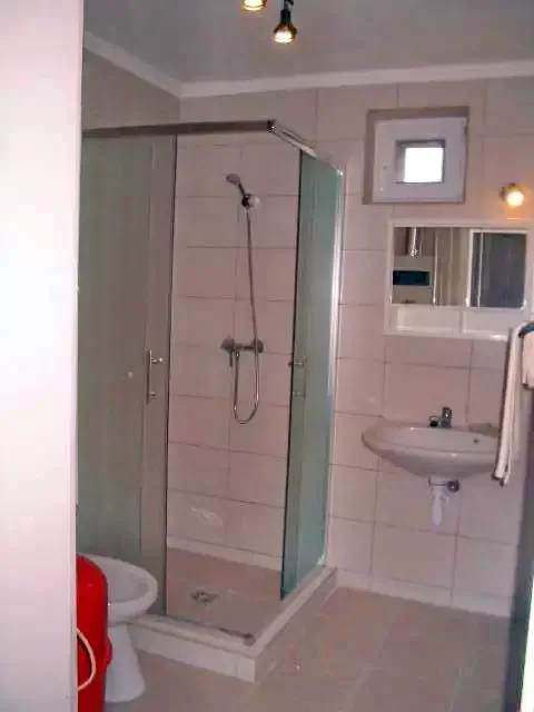  Cazare | Cabană (K0505-33) Imaginea poate fi supusă drepturilor de autor. Se recomandă contactarea titularului drepturilor.