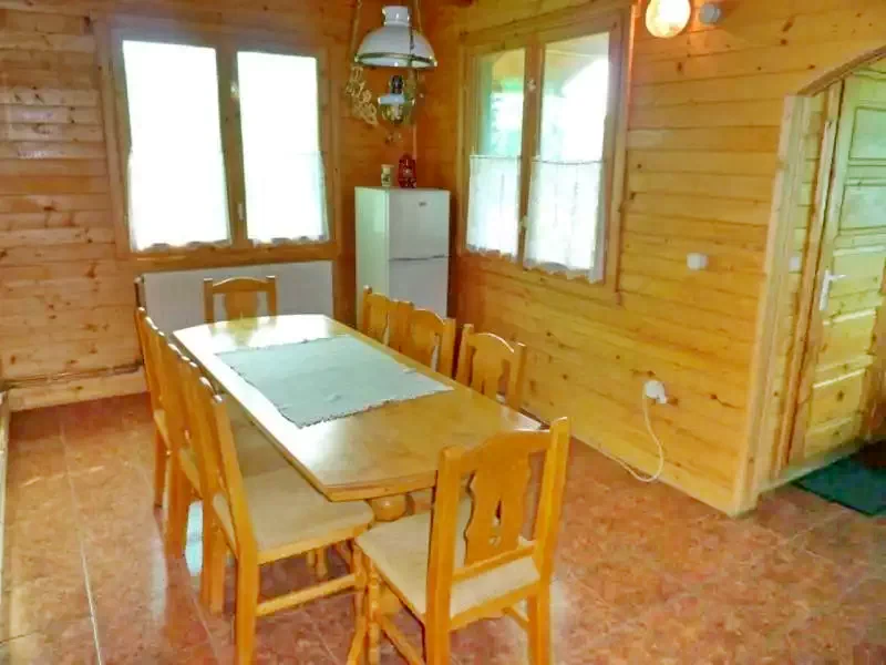 Barajul Zetea Cazare | Cabană (K1170-20) Imaginea poate fi supusă drepturilor de autor. Se recomandă contactarea titularului drepturilor.
