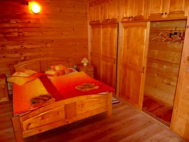 Barajul Zetea Cazare | Cabană (K1170-28) Imaginea poate fi supusă drepturilor de autor. Se recomandă contactarea titularului drepturilor.