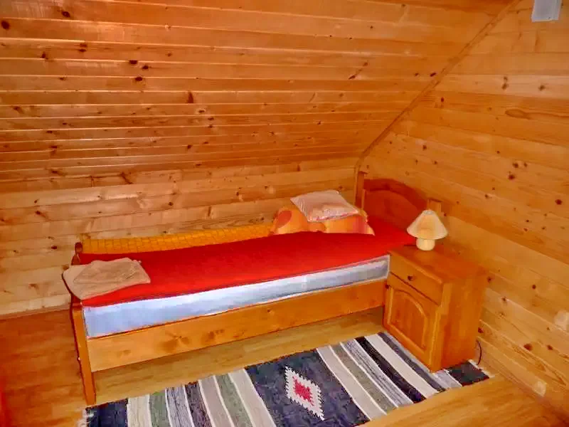 Barajul Zetea Cazare | Cabană (K1170-32) Imaginea poate fi supusă drepturilor de autor. Se recomandă contactarea titularului drepturilor.