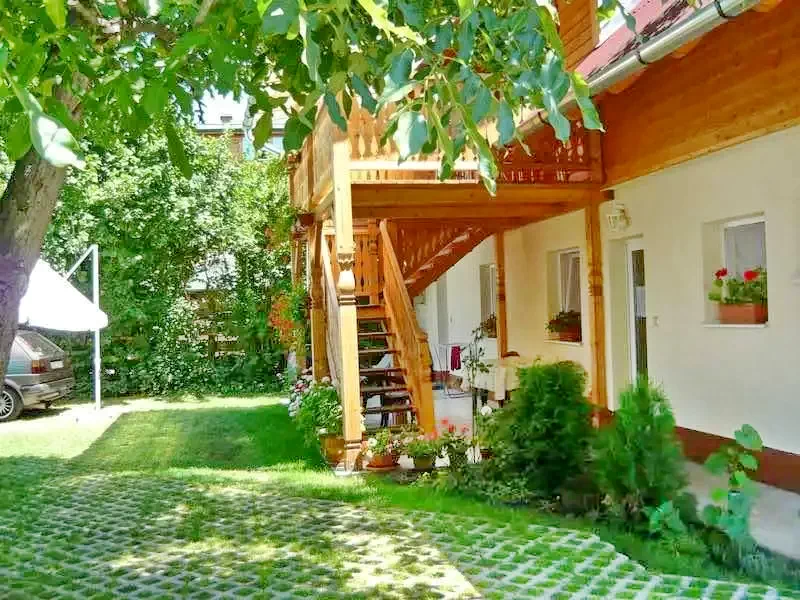  Cazare | Sat de vacanță (K0611-11) Imaginea poate fi supusă drepturilor de autor. Se recomandă contactarea titularului drepturilor.