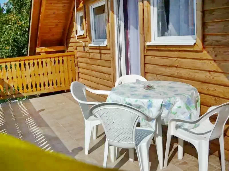  Cazare | Sat de vacanță (K0611-18) Imaginea poate fi supusă drepturilor de autor. Se recomandă contactarea titularului drepturilor.