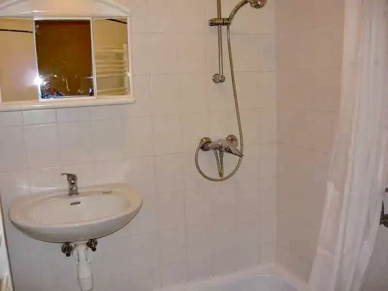  Cazare | Sat de vacanță (K0611-19) Imaginea poate fi supusă drepturilor de autor. Se recomandă contactarea titularului drepturilor.