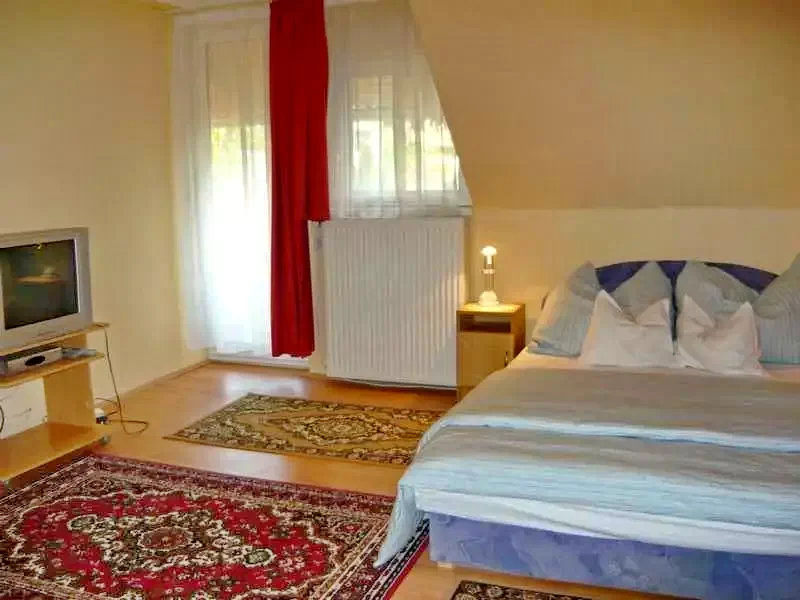  Cazare | Sat de vacanță (K0611-23) Imaginea poate fi supusă drepturilor de autor. Se recomandă contactarea titularului drepturilor.