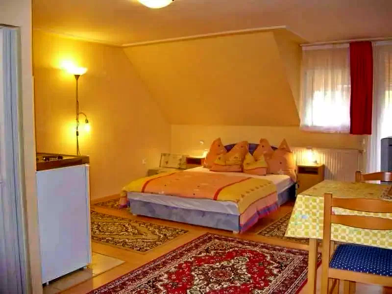  Cazare | Sat de vacanță (K0611-24) Imaginea poate fi supusă drepturilor de autor. Se recomandă contactarea titularului drepturilor.