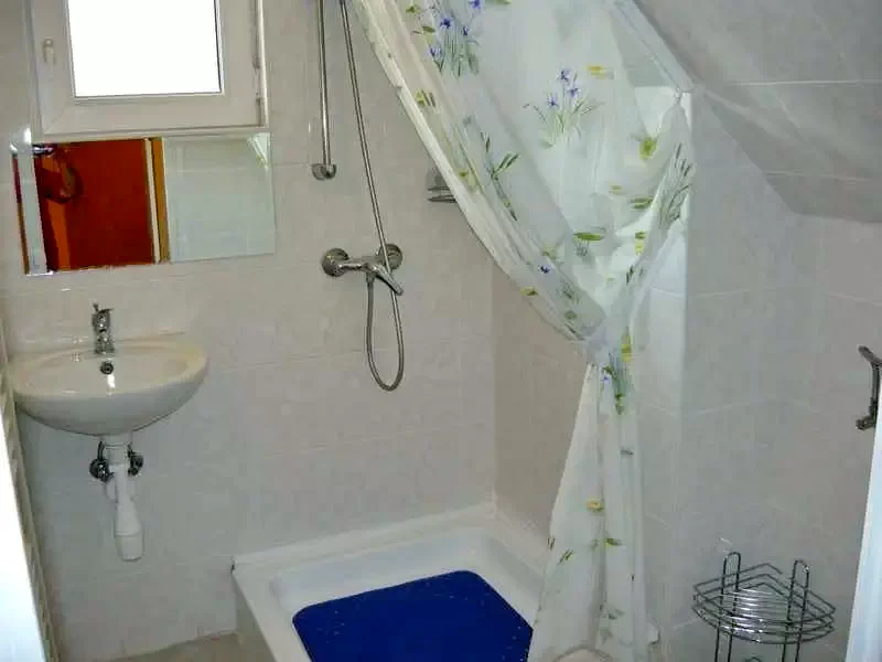  Cazare | Sat de vacanță (K0611-26) Imaginea poate fi supusă drepturilor de autor. Se recomandă contactarea titularului drepturilor.