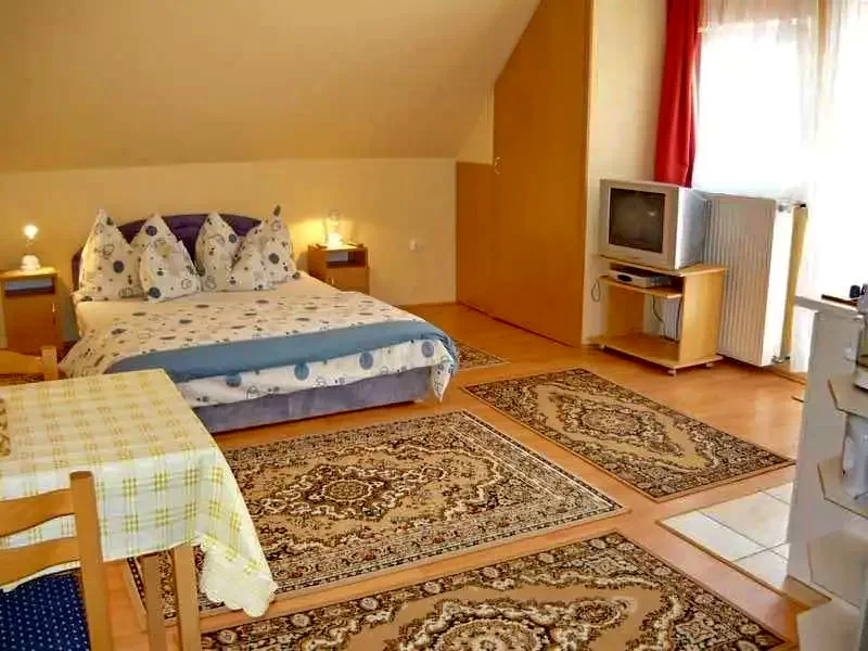  Cazare | Sat de vacanță (K0611-34) Imaginea poate fi supusă drepturilor de autor. Se recomandă contactarea titularului drepturilor.