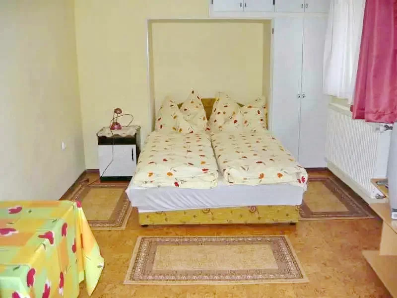  Cazare | Sat de vacanță (K0611-35) Imaginea poate fi supusă drepturilor de autor. Se recomandă contactarea titularului drepturilor.