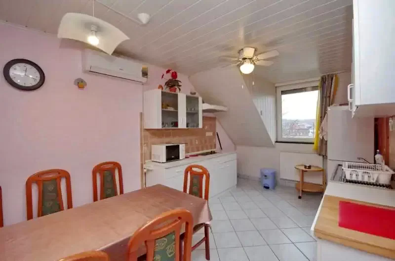 Jula Cazare | Sat de vacanță (K0109-1) Imaginea poate fi supusă drepturilor de autor. Se recomandă contactarea titularului drepturilor.