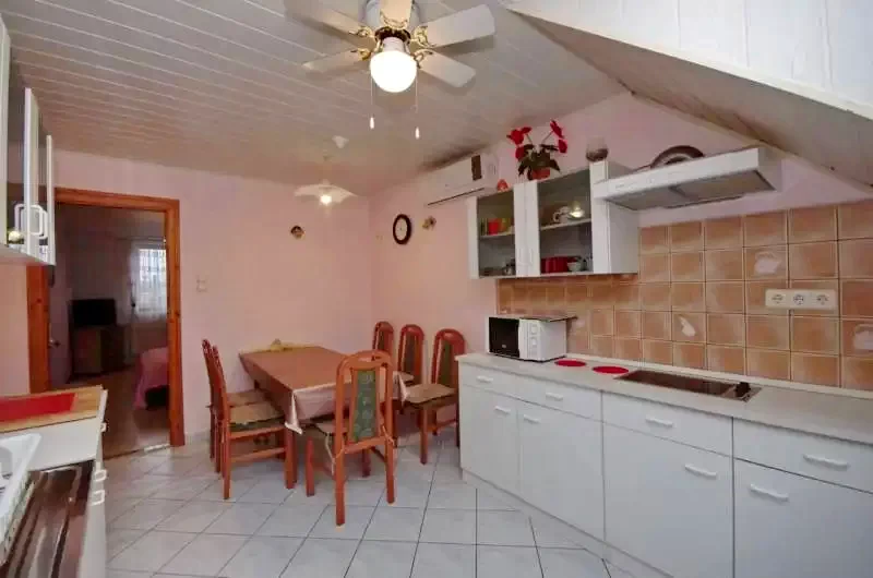 Jula Cazare | Sat de vacanță (K0109-2) Imaginea poate fi supusă drepturilor de autor. Se recomandă contactarea titularului drepturilor.