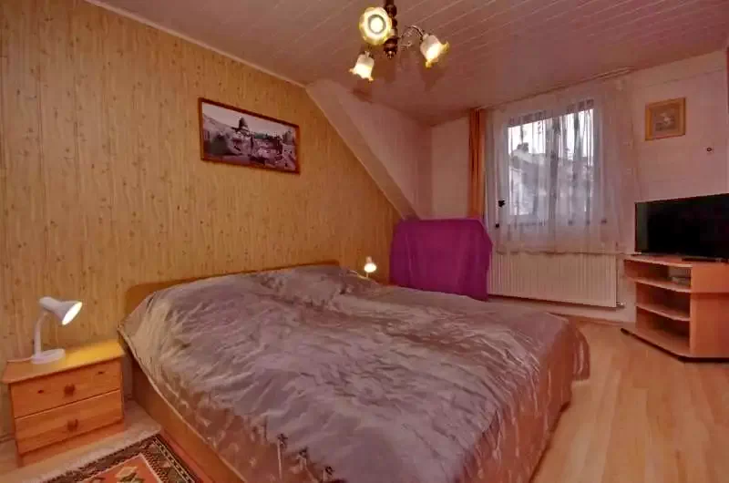 Jula Cazare | Sat de vacanță (K0109-4) Imaginea poate fi supusă drepturilor de autor. Se recomandă contactarea titularului drepturilor.