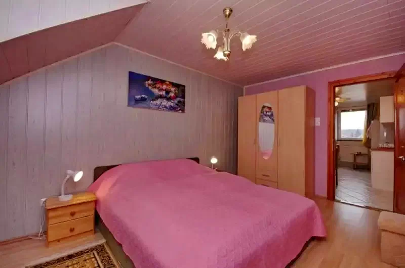 Jula Cazare | Sat de vacanță (K0109-12) Imaginea poate fi supusă drepturilor de autor. Se recomandă contactarea titularului drepturilor.