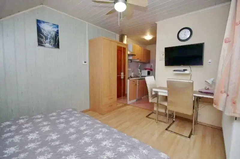 Jula Cazare | Sat de vacanță (K0109-16) Imaginea poate fi supusă drepturilor de autor. Se recomandă contactarea titularului drepturilor.