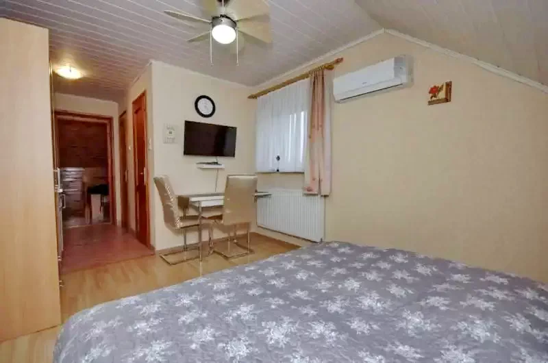 Jula Cazare | Sat de vacanță (K0109-17) Imaginea poate fi supusă drepturilor de autor. Se recomandă contactarea titularului drepturilor.