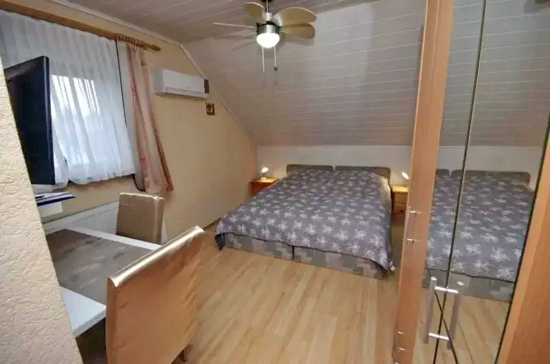 Jula Cazare | Sat de vacanță (K0109-20) Imaginea poate fi supusă drepturilor de autor. Se recomandă contactarea titularului drepturilor.