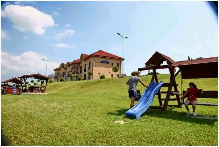 Cazare Sâmbăta- Pensiunea Silver **** | Szombatság - Silver Panzió ****. Imaginea poate fi supusă drepturilor de autor. Se recomandă contactarea titularului drepturilor.