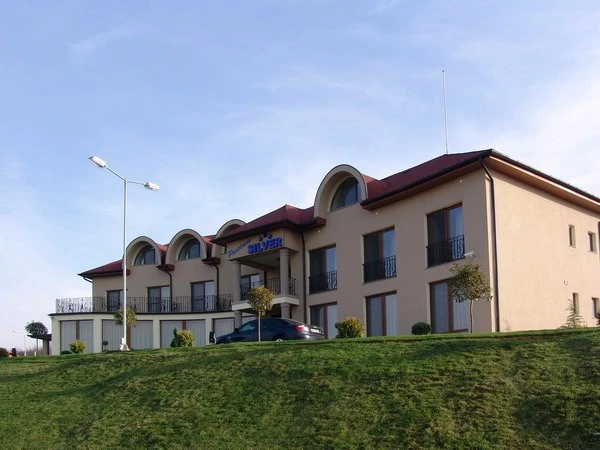 Cazare Sâmbăta- Pensiunea Silver **** | Szombatság - Silver Panzió ****. Imaginea poate fi supusă drepturilor de autor. Se recomandă contactarea titularului drepturilor.