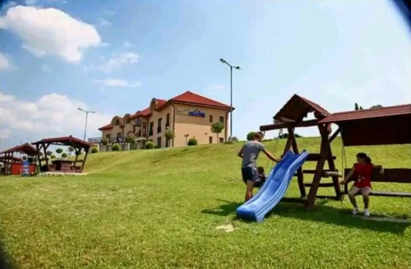 Cazare Sâmbăta- Pensiunea Silver **** | Szombatság - Silver Panzió ****. Imaginea poate fi supusă drepturilor de autor. Se recomandă contactarea titularului drepturilor.