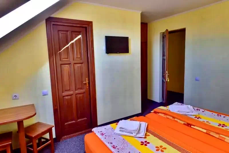 Turia Cazare | Pensiune (K1266-12) Imaginea poate fi supusă drepturilor de autor. Se recomandă contactarea titularului drepturilor.