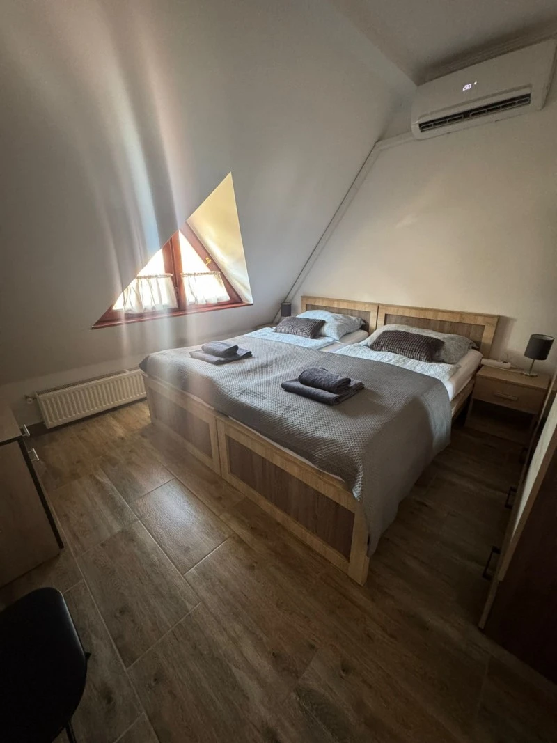  Cazare | Cabană (K0217-12) Imaginea poate fi supusă drepturilor de autor. Se recomandă contactarea titularului drepturilor.