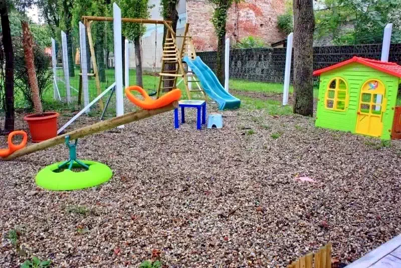 Satu Mare Cazare | Camping / Popas turistic (K1063-11) Imaginea poate fi supusă drepturilor de autor. Se recomandă contactarea titularului drepturilor.