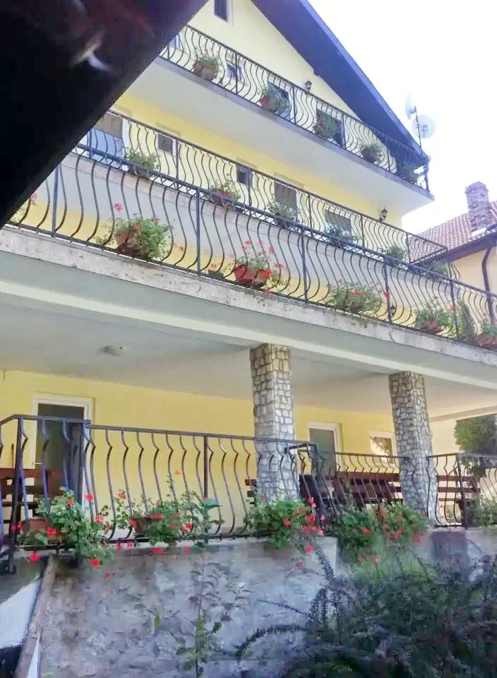 Hunedoara Cazare | Cabană (K1406-13) Imaginea poate fi supusă drepturilor de autor. Se recomandă contactarea titularului drepturilor.