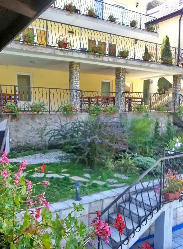 Hunedoara Cazare | Cabană (K1406-34) Imaginea poate fi supusă drepturilor de autor. Se recomandă contactarea titularului drepturilor.