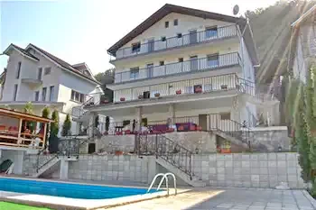 Hunedoara Cazare | Cabană (K1406-36) Imaginea poate fi supusă drepturilor de autor. Se recomandă contactarea titularului drepturilor.