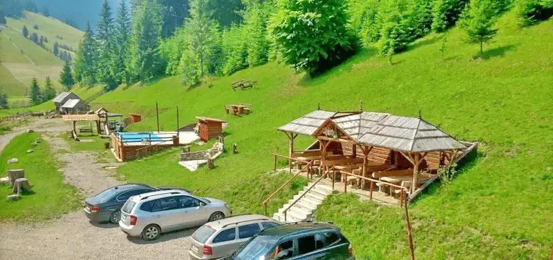 Lunca de Jos Cazare | Pensiune (K0929-30) Imaginea poate fi supusă drepturilor de autor. Se recomandă contactarea titularului drepturilor.