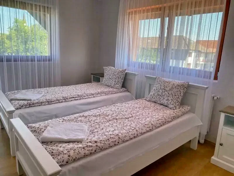 Farkaslaka Szállás | Kulcsosház (K1123-13) A kép szerzői jogvédelem alatt állhat. Javasolt a kapcsolatfelvétel a jog tulajdonossal.