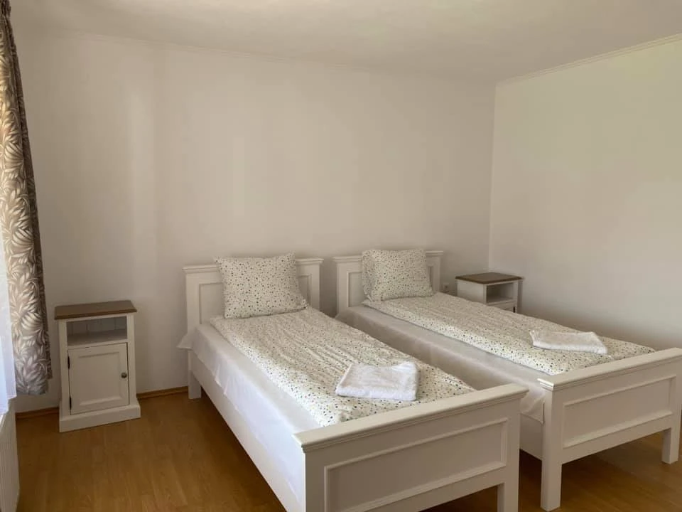 Lupeni Cazare | Cabană (K1123-17) Imaginea poate fi supusă drepturilor de autor. Se recomandă contactarea titularului drepturilor.