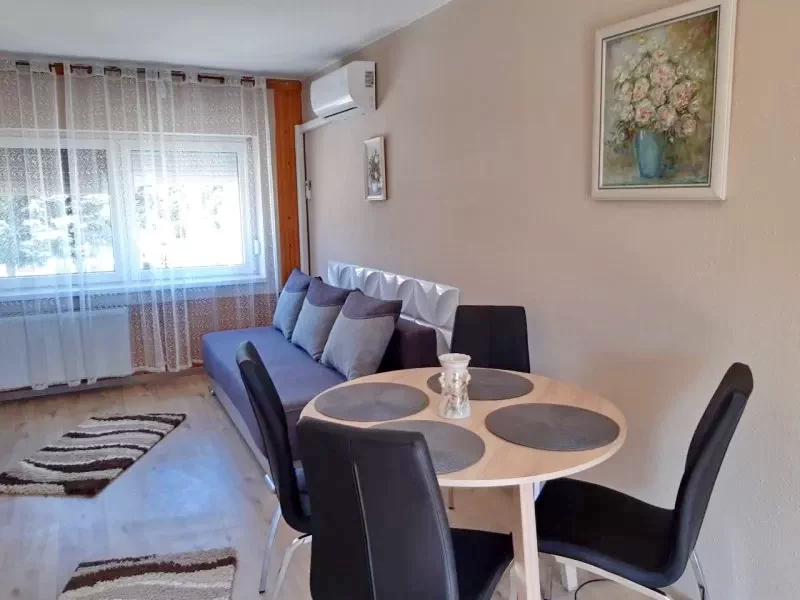  Cazare | Casă de oaspeți (K1107-13) Imaginea poate fi supusă drepturilor de autor. Se recomandă contactarea titularului drepturilor.