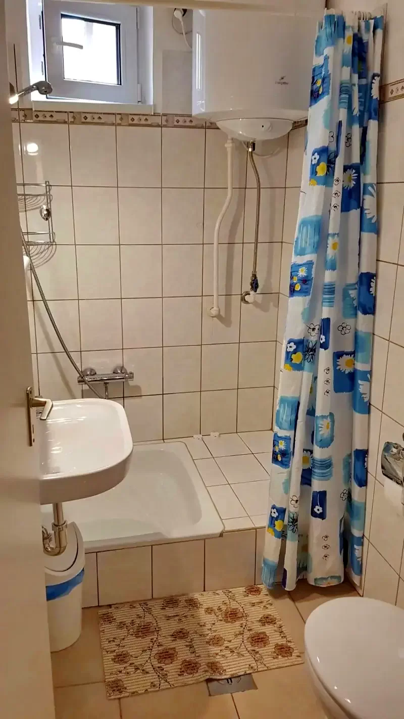  Cazare | Sat de vacanță (K0938-20) Imaginea poate fi supusă drepturilor de autor. Se recomandă contactarea titularului drepturilor.