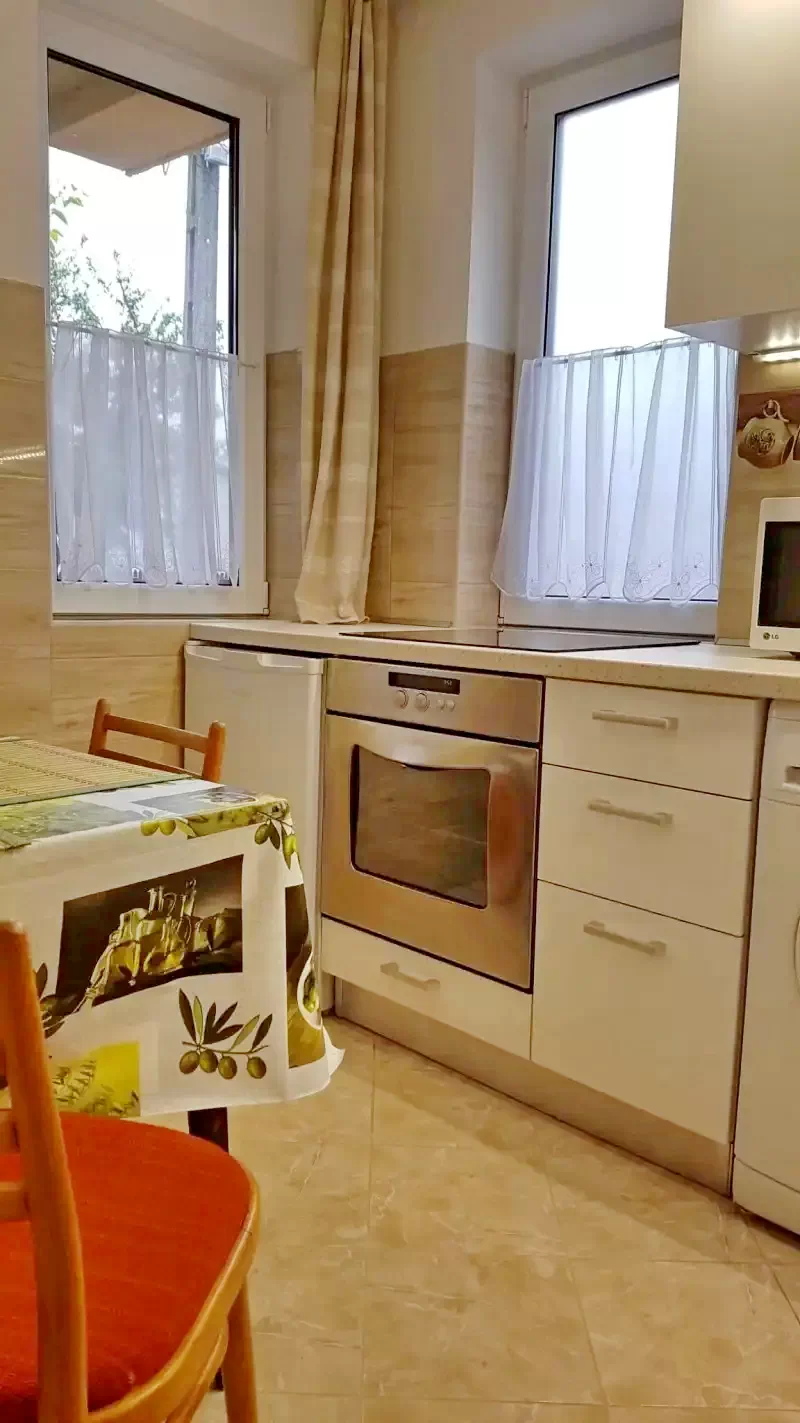  Cazare | Sat de vacanță (K0938-27) Imaginea poate fi supusă drepturilor de autor. Se recomandă contactarea titularului drepturilor.